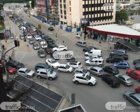Кошмарен трафик на главен столичен булевард, кой е с предимство?