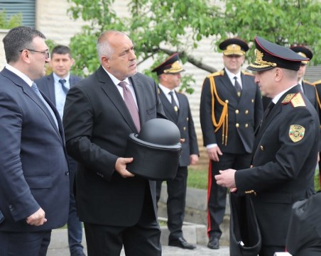 МВР с нови оръжия и техника за защита срещу тероризма. Вижте ги!