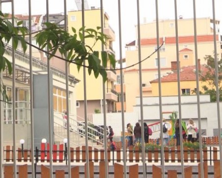 Вдигат строителен блок в двора на училище в Бургас