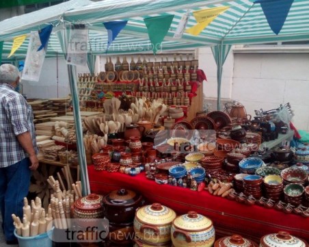 На Панаира на занаятите: боец от френската армия изработва ножове в Пловдив