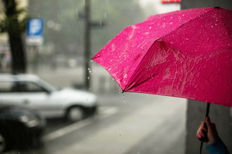 Чадърът в чантата и в сряда – валежите продължават, градусите до 25°C