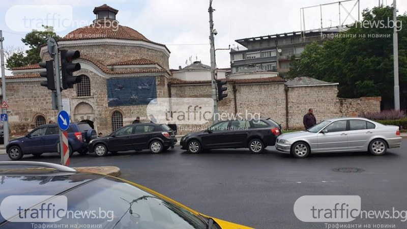 Четири коли се нанизаха на кръстовището на Чифте баня в Пловдив