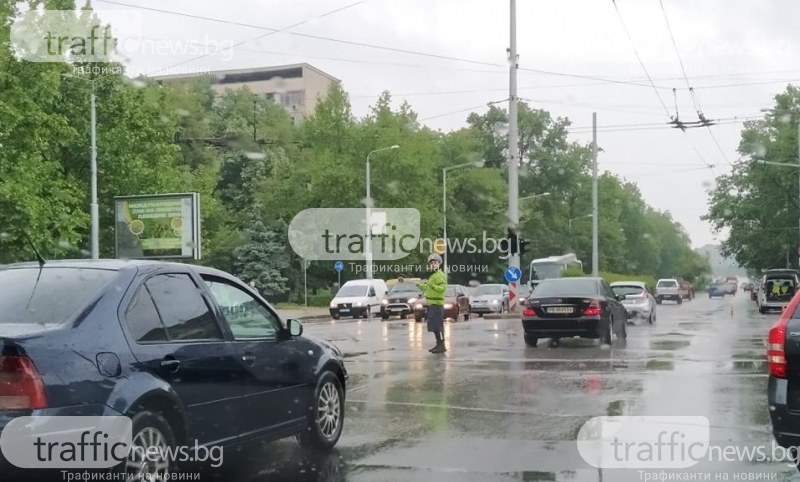 Хаос и задръстване на кръстовище в Пловдив заради неработещ светофар