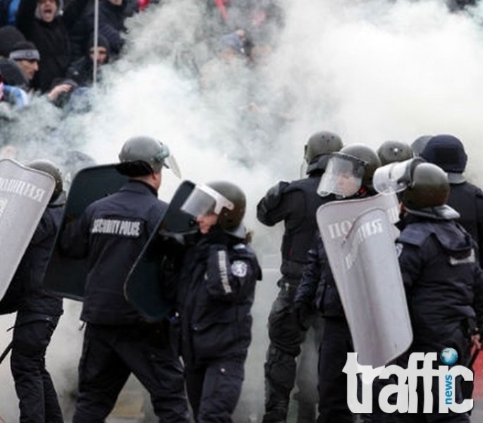 Полицията съпровожда феновете на Ботев и Локо до София и обратно, осигуриха им паркоместа