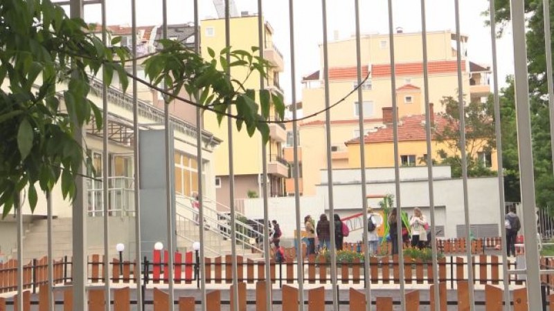 Вдигат строителен блок в двора на училище в Бургас