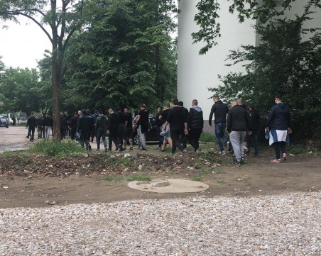 Феновете на Ботев вече се стичат към Коматево ВИДЕО