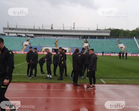 Играчите на Ботев и Локо опитаха подгизналия терен на националния стадион ВИДЕО И СНИМКИ