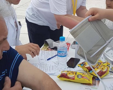 Измерват безплатно кръвното налягане на Главната улица в Пловдив