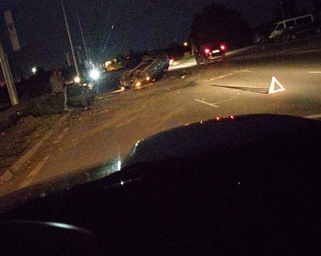 Кола се обърна по таван на Асеновградско шосе