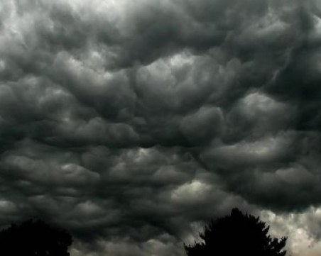 Лошото време продължава до петък. Дъждът си отива в събота следобед