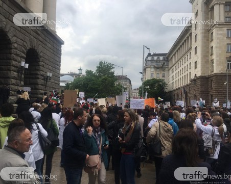 Медсестри обсадиха Министерския съвет,  искат 1200 лева заплата