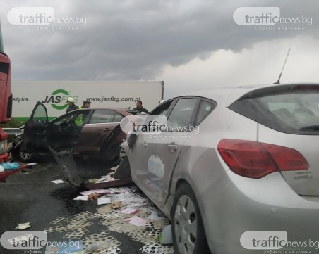 Меле на магистралата край Пловдив, три коли и камион са размазани