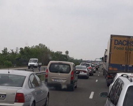 Пълна блокада на магистралата за София, колите не помръдват