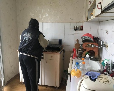 Пловдивчанка с две деца е в безизходица: Жилището й - в течове и мухъл, сметките - по-големи от пенсията