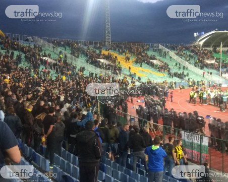 Разочаровани фенове на Ботев започнаха да чупят седалки