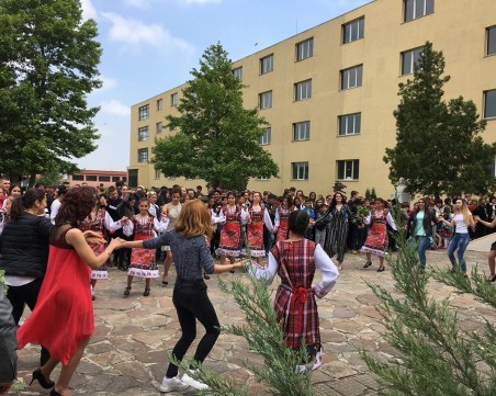 С барабани и поезия изпратиха абитуриентите в Кричим