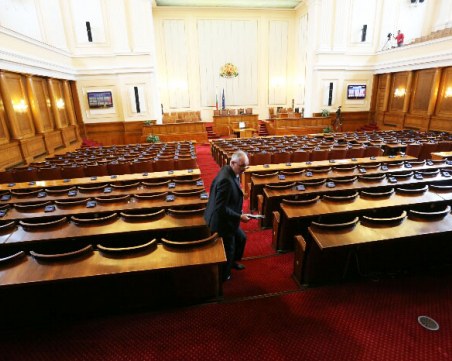 Седмица преди изборите Народното събрание спира работа