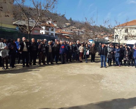 Шестокласници останаха кръгли сираци, цяло Неделино им събира пари