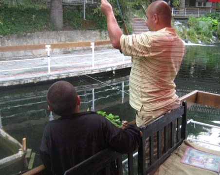 Сиво яке, черен панталон. Може да е издирваният Стоян от Костенец!