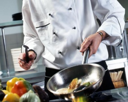 Търсят се 35 готвачи в Пловдив! Недостиг има и на общи работници