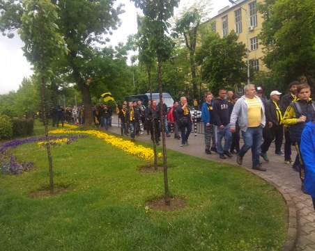 Жълто-черни знамена се веят пред стадион 