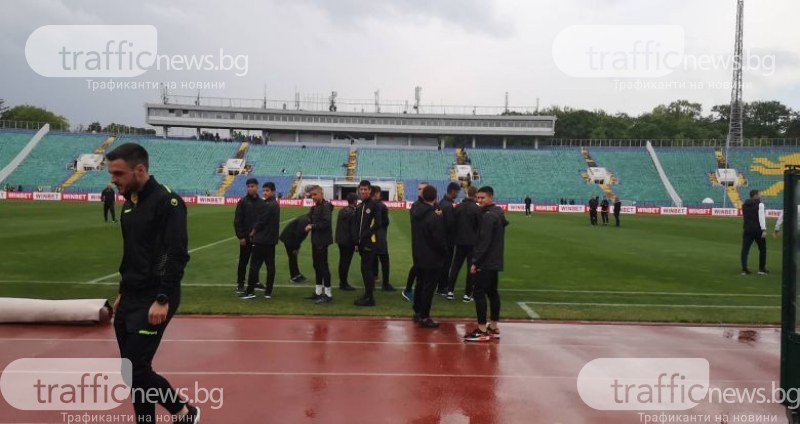 Играчите на Ботев и Локо опитаха подгизналия терен на националния стадион ВИДЕО И СНИМКИ