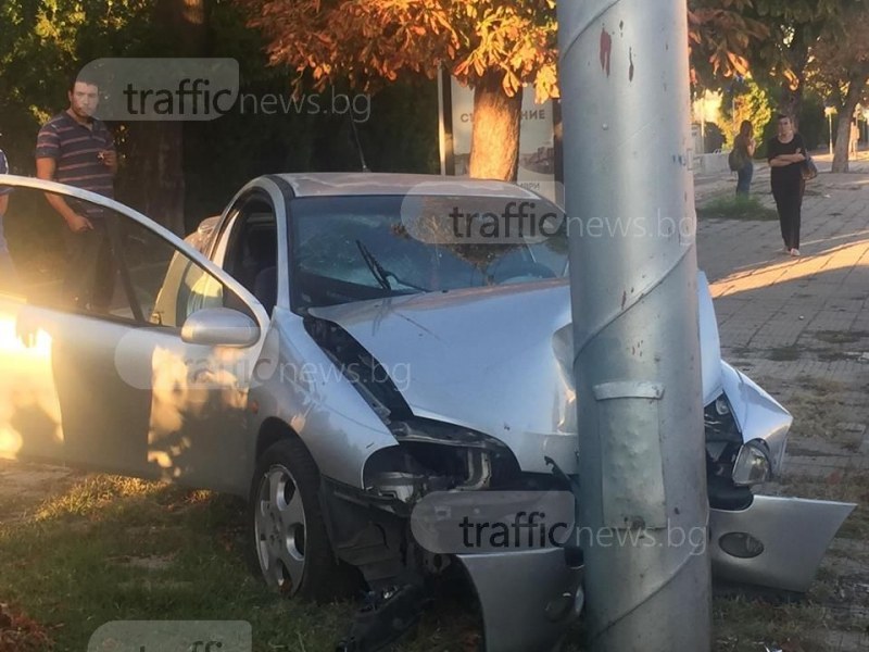 Солидно почерпена се заби с колата си в уличен стълб във Варна