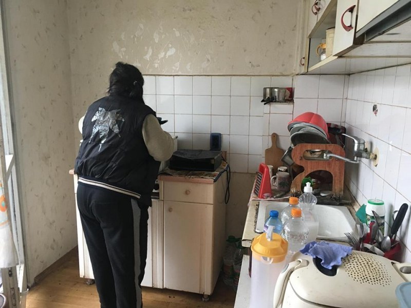 Пловдивчанка с две деца е в безизходица: Жилището й - в течове и мухъл, сметките - по-големи от пенсията