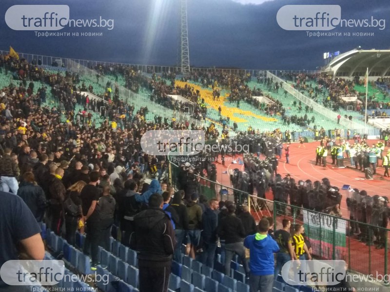 Разочаровани фенове на Ботев започнаха да чупят седалки