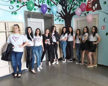Абитуриентки с тениски на завършването си! Подкрепиха добра кауза