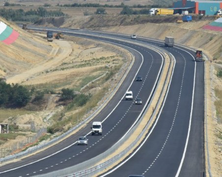 Аварирал тир затруднява движението по 