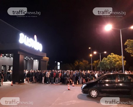 Черно-бели фенове и стотици абитуриенти пръснаха по шевовете 