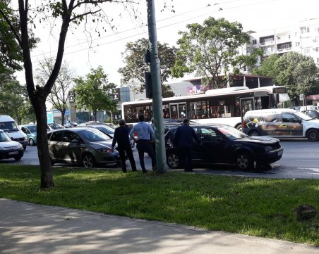 Голф избухна в пламъци насред пловдивски булевард, шофьори се притекоха на помощ