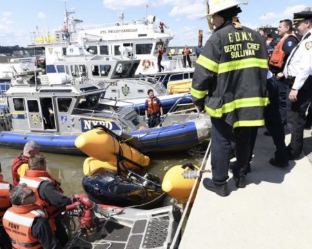 Хеликоптер падна в река, тече спасителна акция