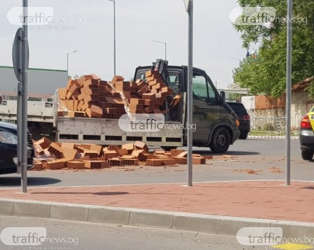 Камион изсипа тухли на кръгово кръстовище в Пловдив