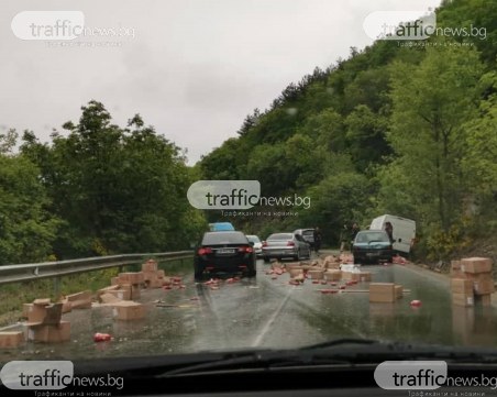 Кола, бус и ТИР се сблъскаха. Замразени пилета разпилени по пътя