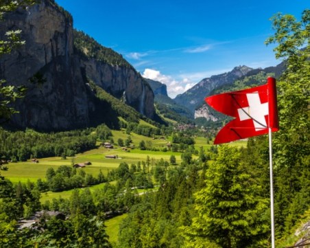 Край на ограниченията за българи и румънци в Швейцария