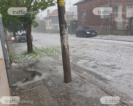 Мощна градушка удари Карловско и част на АМ 