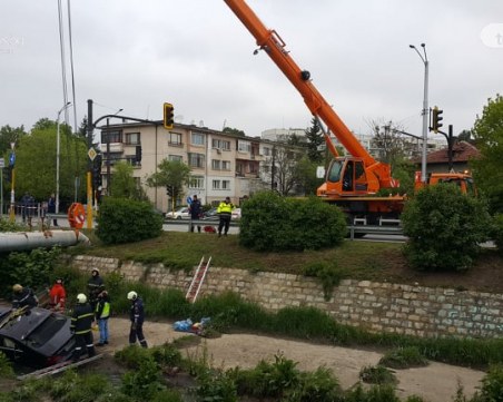 Мостът в Подуяне с печална слава: Коли редовно се обръщат в реката