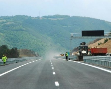 Премиерът съгласен с превозвачите – отлагат тол таксите, още 3 месеца тестове