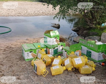 Опасни химикали захвърлени до река Стряма, подозират фермер