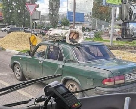 Само в Русия: Труп в чувал, овързан върху Волга, посред бял ден