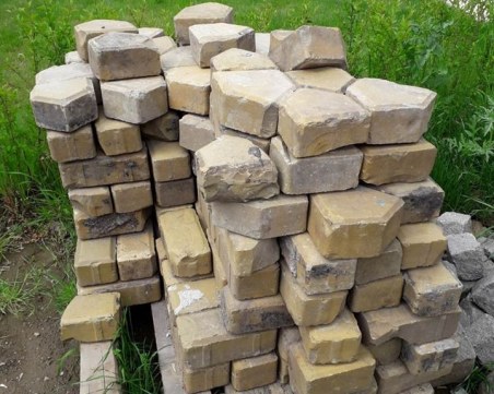 Софиянка дари на общината куп жълти павета, намерила ги в нов имот