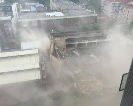 Строеж в Шанхай се срути над главите на работници. Блокирани под руините са 10 души