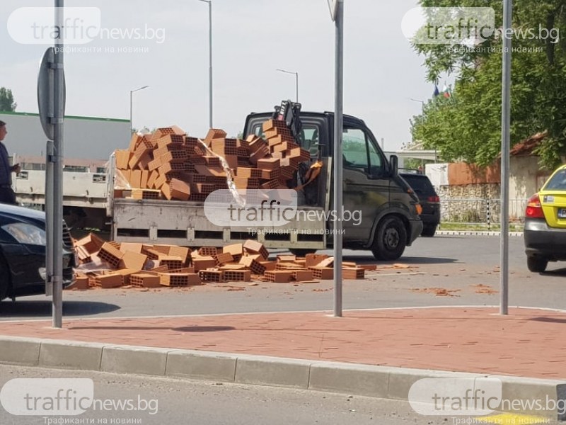 Камион изсипа тухли на кръгово кръстовище в Пловдив