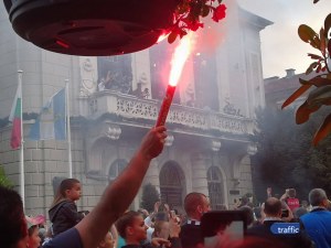 Купата пристигна пред Общината! Кметът поздрави Крушарски, той си пожела стадион