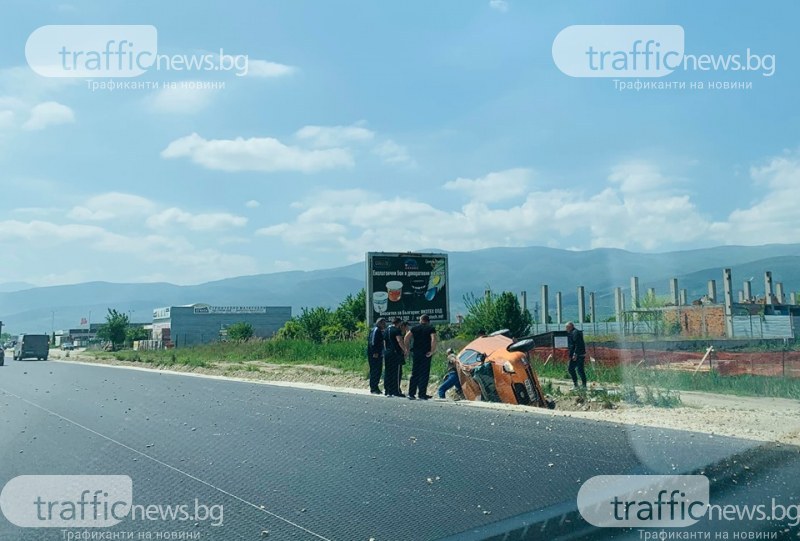 20-годишна шофьорка се е обърнала с колата си в канавка на Асеновградско