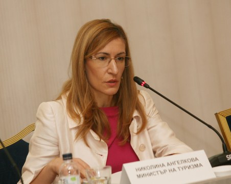 Ангелкова обяви: Взимаме мерки да удължим летния туристически сезон!