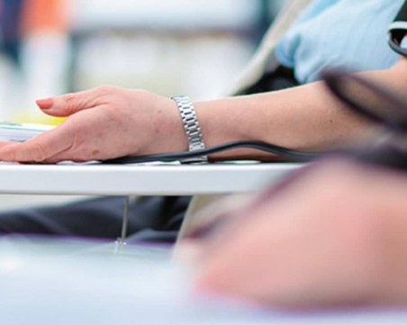 Доброволци и медици мерят кръвното на пловдивчани на Главната улица