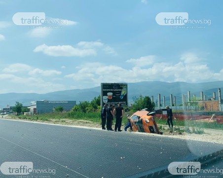 Кола се обърна в канавката на Асеновградско шосе